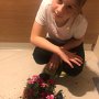 Zdjęcie 3 uczennica klasy 5 posadziła  niezapominajki drobne kwiaty koloru białego niebieskiego i fioletowego.
